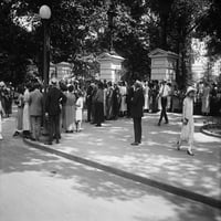 Az Emberek Összegyűlnek A Fehér Ház Kapujában, Hogy Utoljára Tisztelgjenek Calvin Coolidge Története Előtt